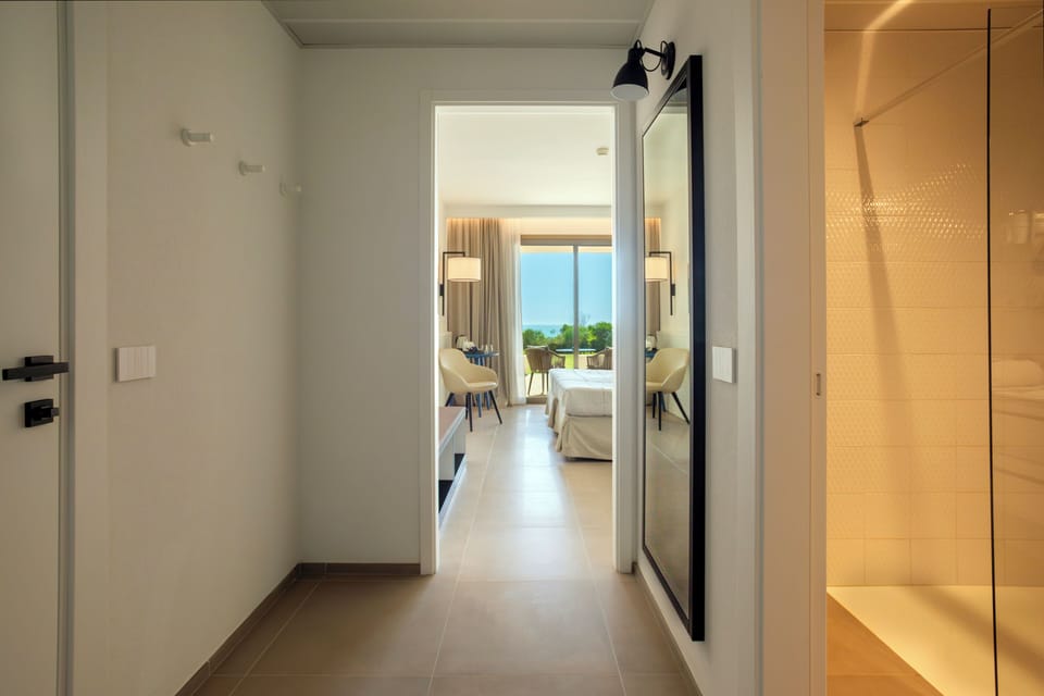 In-room safe, free WiFi, bed sheets