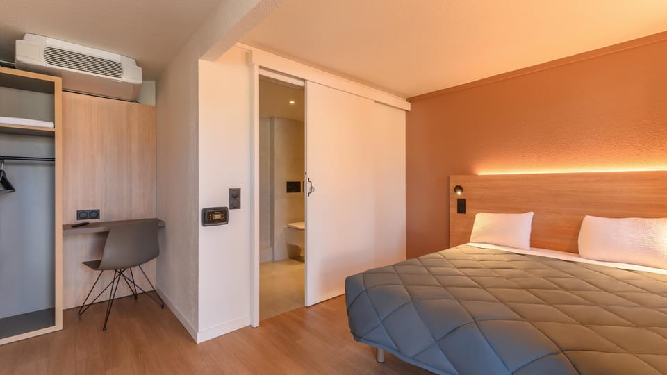 Standard Room, 1 Queen Bed | 1 bedroom, premium bedding, desk, blackout drapes