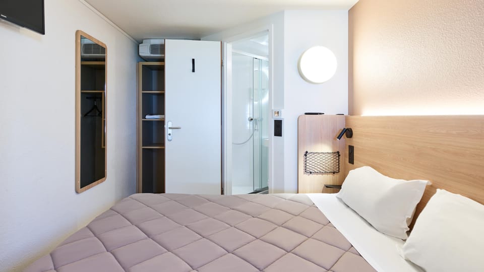 Standard Room, 1 Queen Bed | Desk, blackout drapes, soundproofing, free WiFi