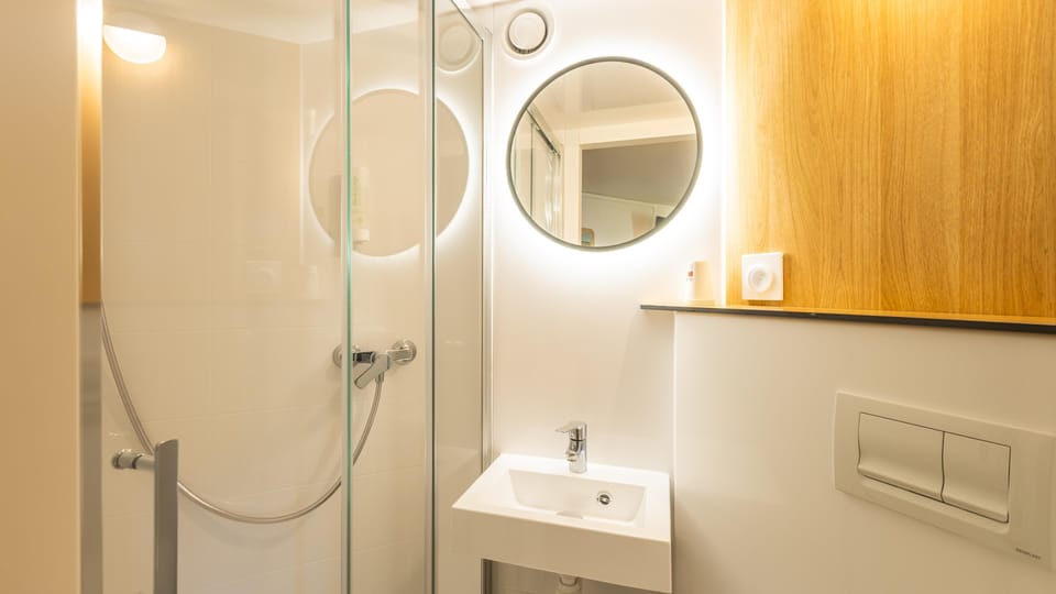 Shower, eco-friendly toiletries, towels