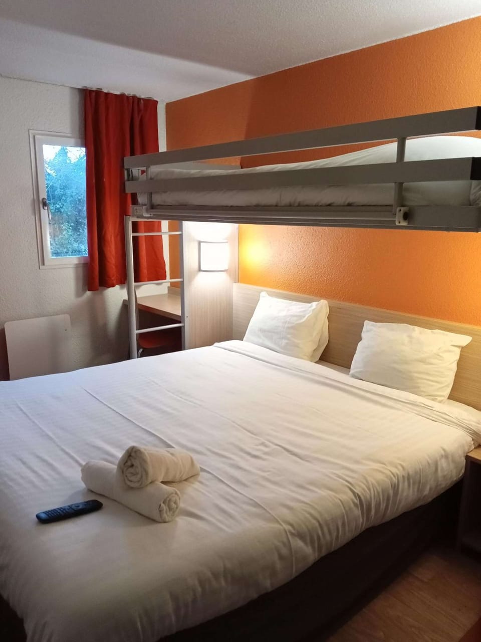 Laptop workspace, free cribs/infant beds, free WiFi, bed sheets