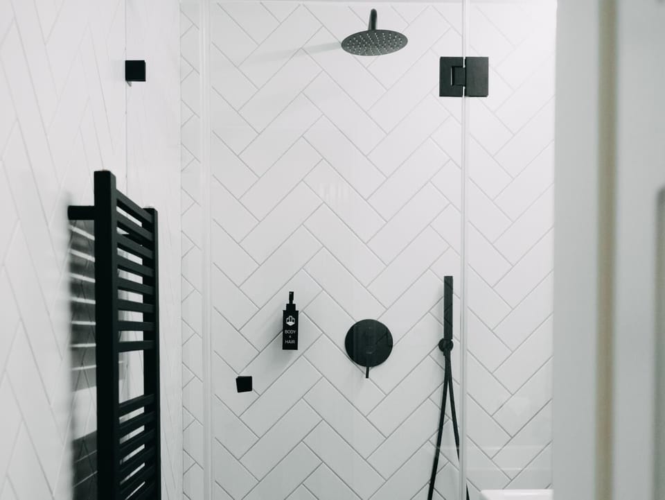 Comfort Room | Bathroom | Shower, free toiletries, hair dryer, towels