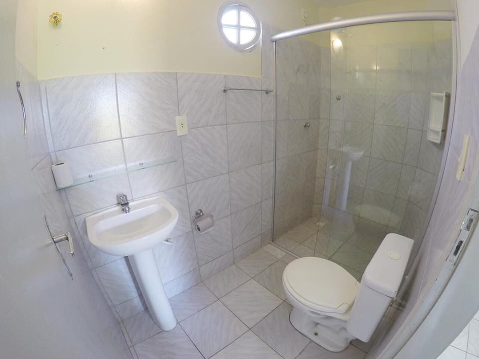 Shower, free toiletries, towels
