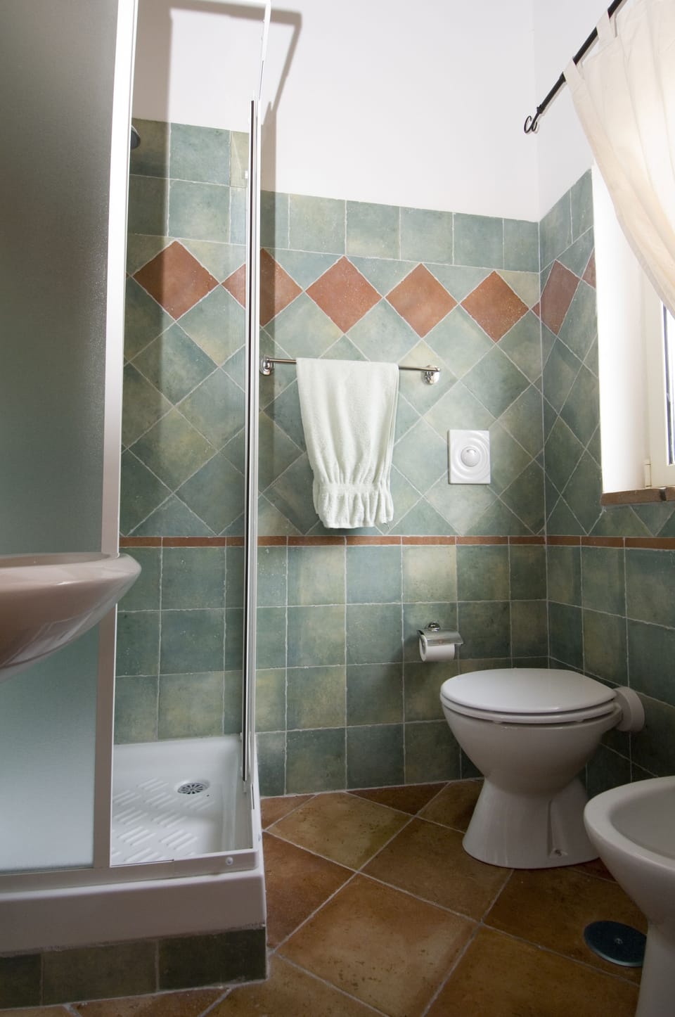 Shower, free toiletries, hair dryer, bidet