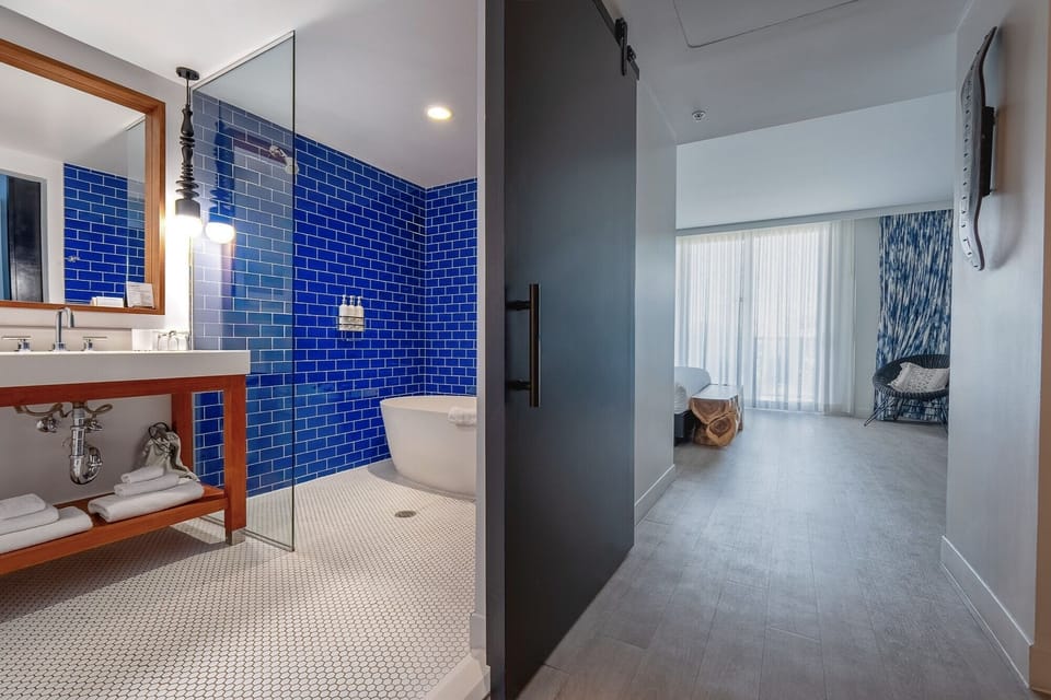 Premium Room, 1 King Bed, Balcony | Frette Italian sheets, premium bedding, down comforters, pillowtop beds