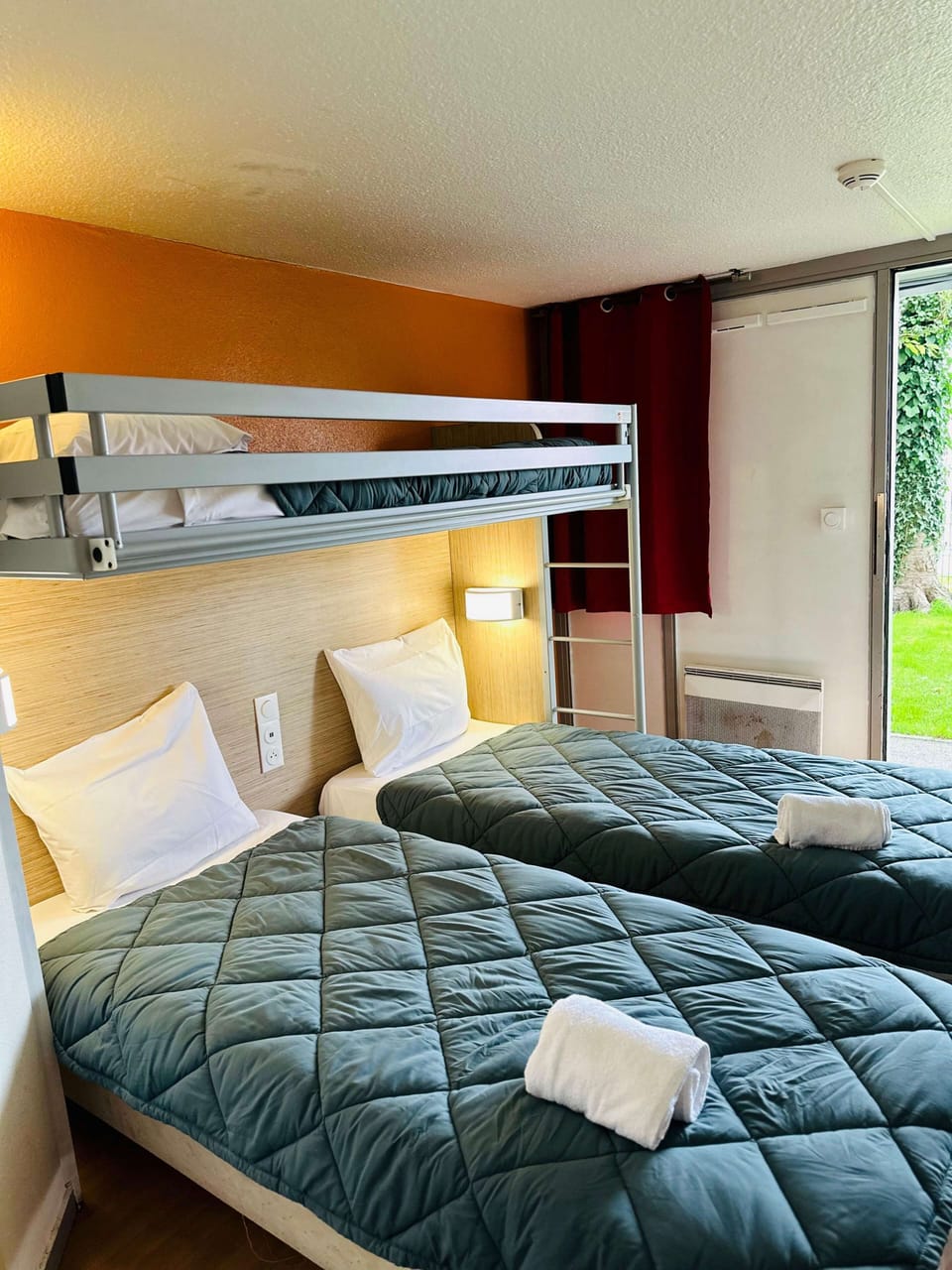 Standard Room, 3 Twin Beds | Desk, free WiFi, bed sheets