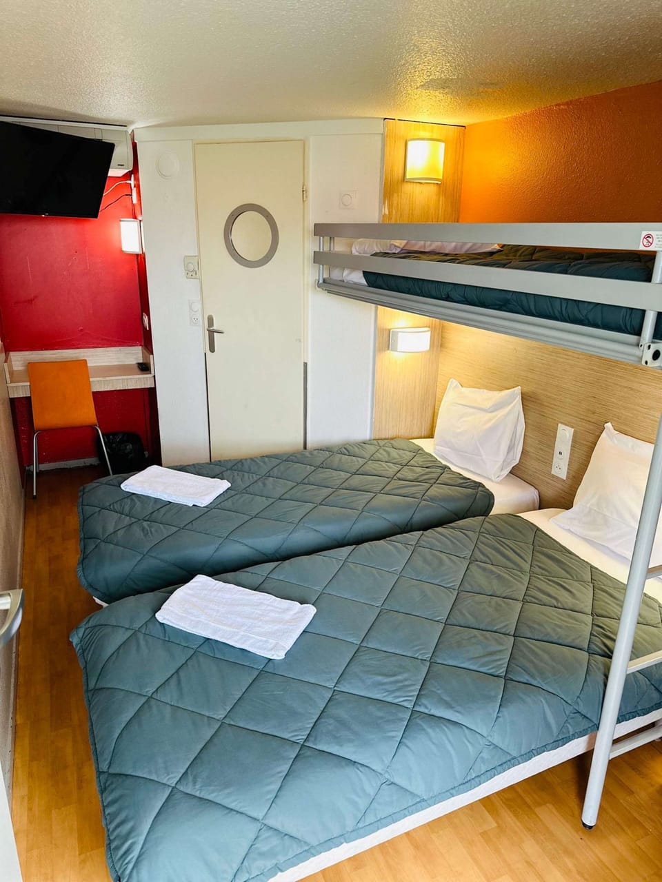 Standard Room, 3 Twin Beds | Desk, free WiFi, bed sheets