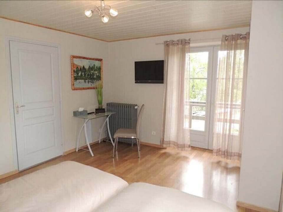 Twin Room (Lac) | Desk, iron/ironing board, free WiFi, wheelchair access