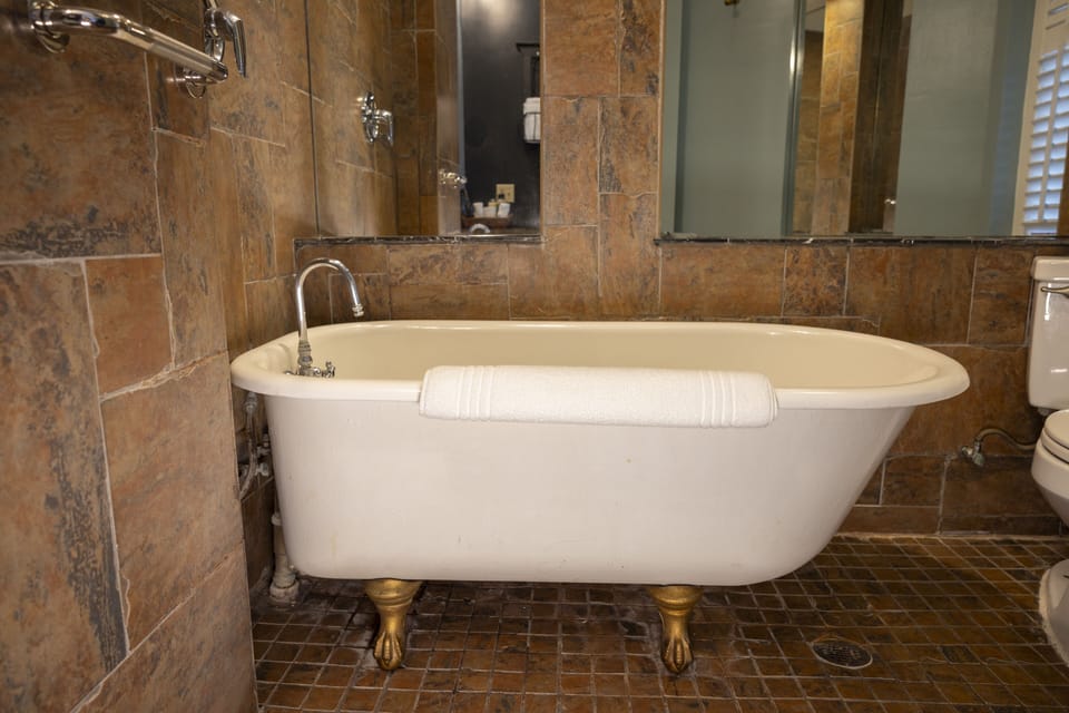 Room, 1 Queen Bed, Private Bathroom | Bathroom | Free toiletries, hair dryer, towels