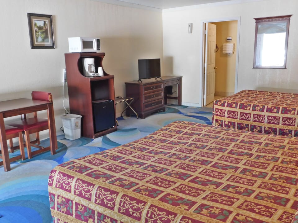 Double Room, 2 Queen Beds, Non Smoking, Pets Allowed | Free WiFi, bed sheets