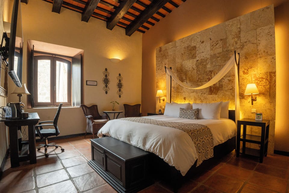 Classic Room | Minibar, in-room safe, desk, soundproofing