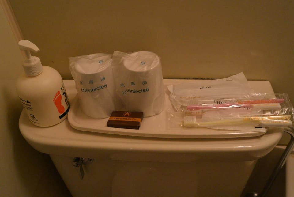 Combined shower/tub, free toiletries, slippers, towels