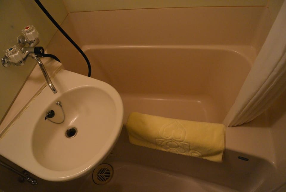 Combined shower/tub, free toiletries, slippers, towels