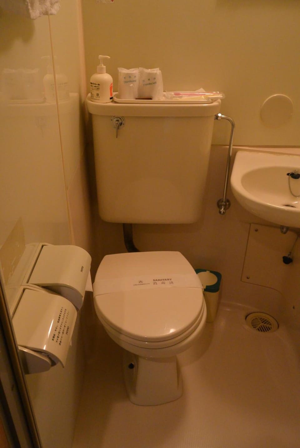 Combined shower/tub, free toiletries, slippers, towels