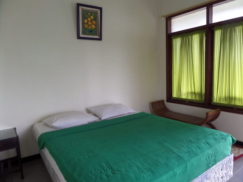 Standard Double Room | Desk