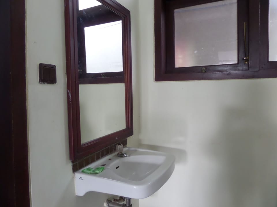 Shower, free toiletries, towels
