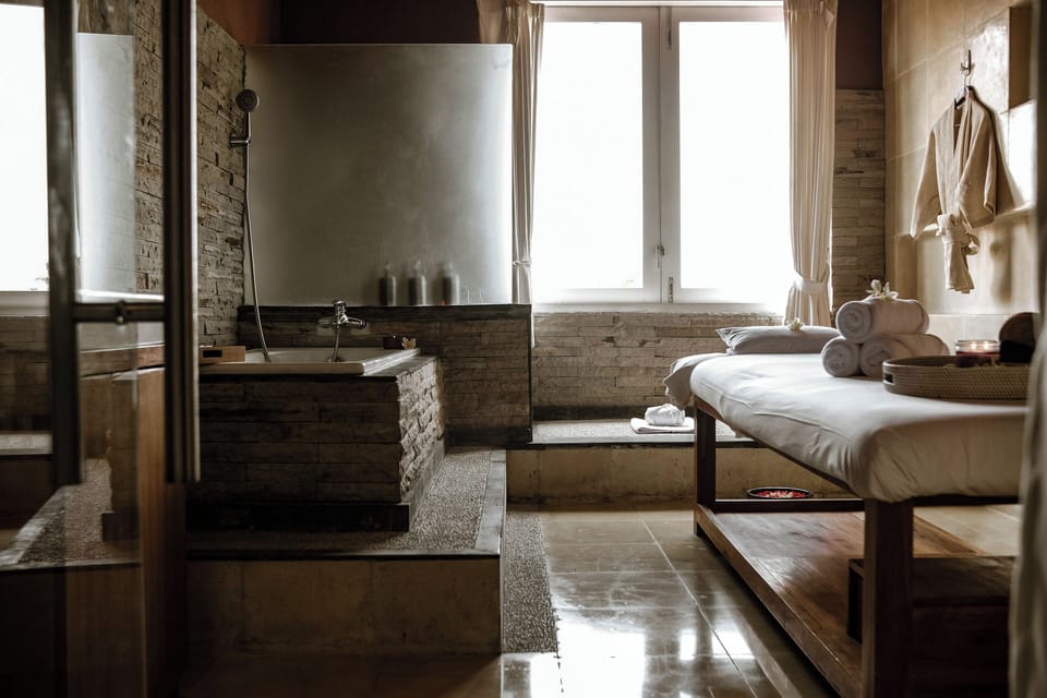 Indoor spa tub