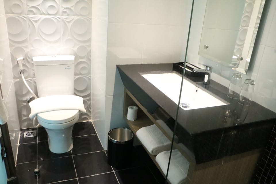 Suite, Balcony | Bathroom | Shower, free toiletries, slippers, towels