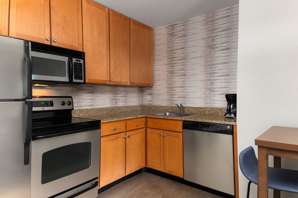 Fridge, microwave, stovetop, dishwasher