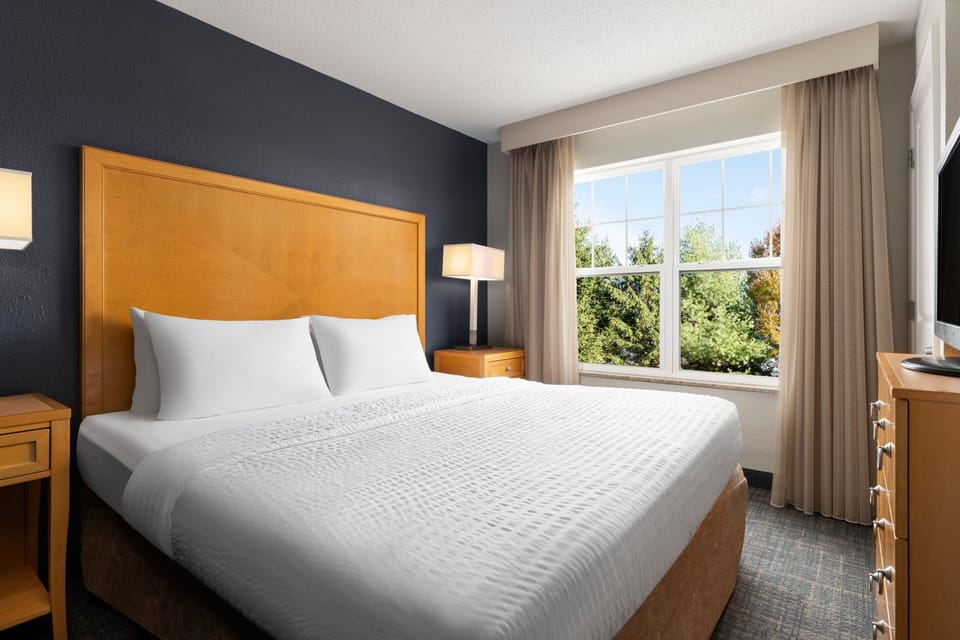 Premium bedding, desk, iron/ironing board, free WiFi
