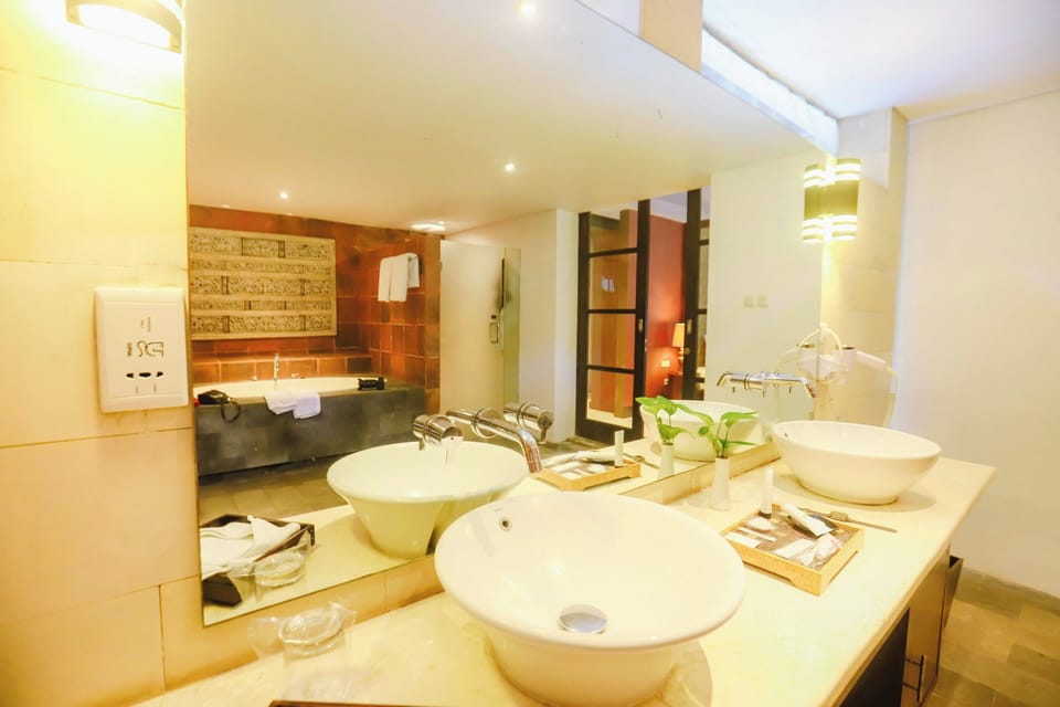 Bungalow (Suite) | Bathroom | Free toiletries, hair dryer, slippers, towels