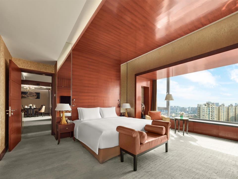 King Premium Suite | 1 bedroom, premium bedding, free minibar items, in-room safe
