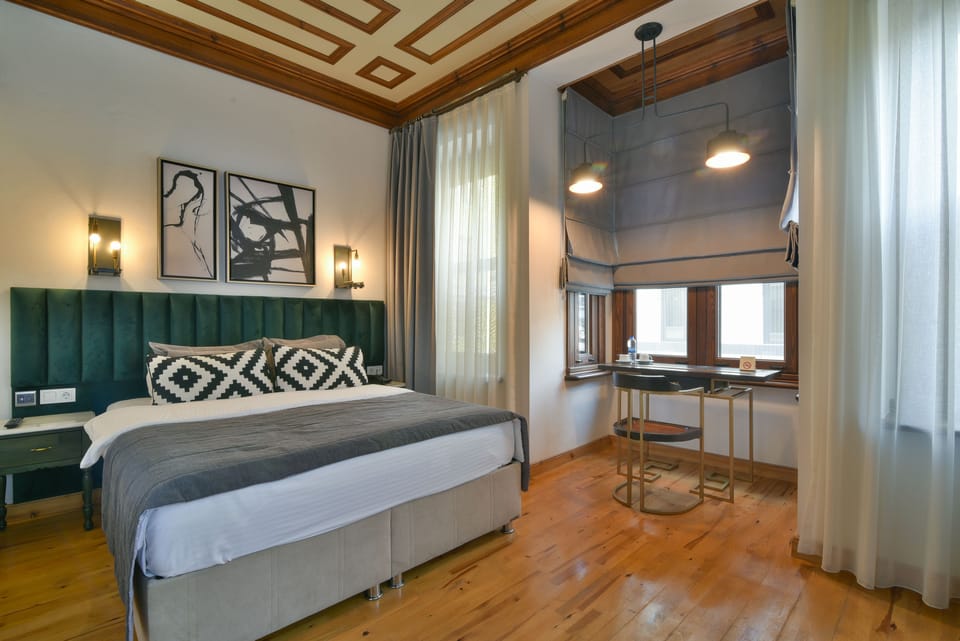 Deluxe Suite | Minibar, in-room safe, desk, soundproofing