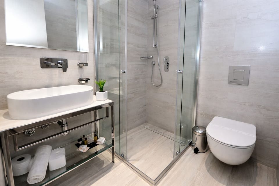 Standard Room | Bathroom | Shower, free toiletries, hair dryer, towels
