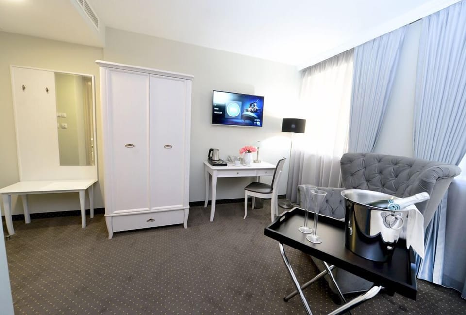 Superior Room | Living area | 39-inch LED TV with satellite channels, TV