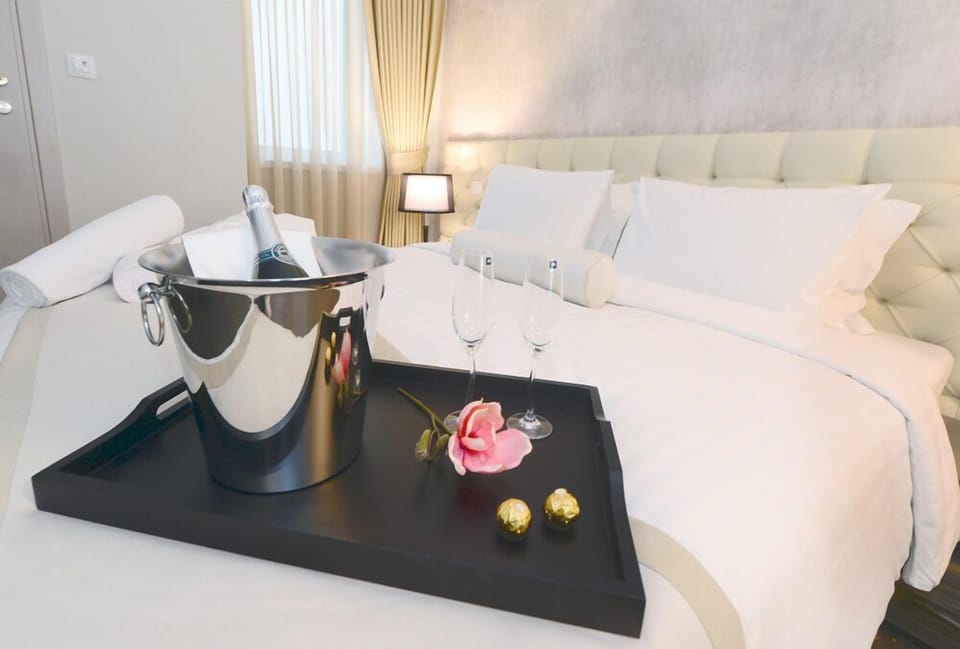 Executive Suite | Minibar, in-room safe, desk, soundproofing