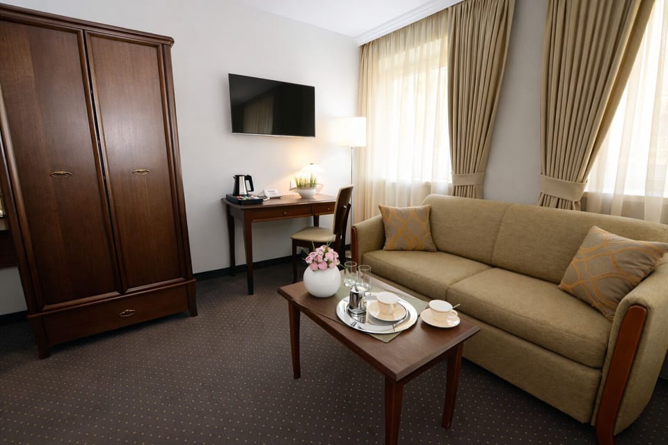 Deluxe Room | Living area | 39-inch LED TV with satellite channels, TV