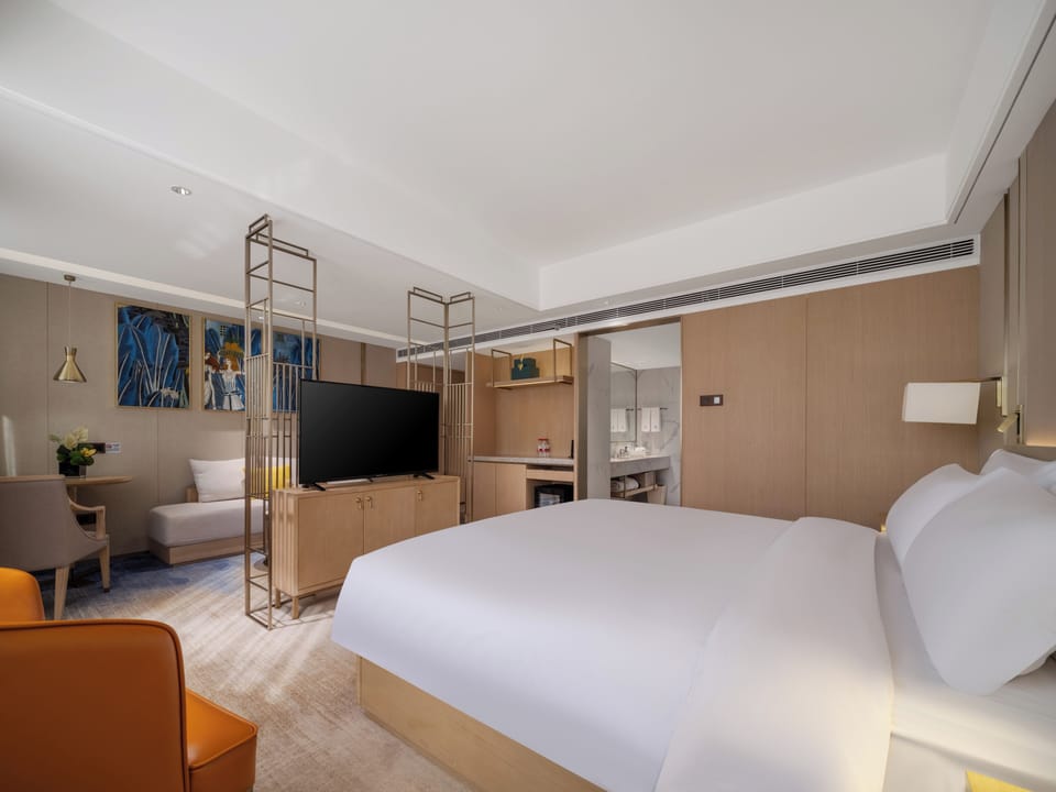Executive Deluxe Room | Down comforters, minibar, in-room safe, desk
