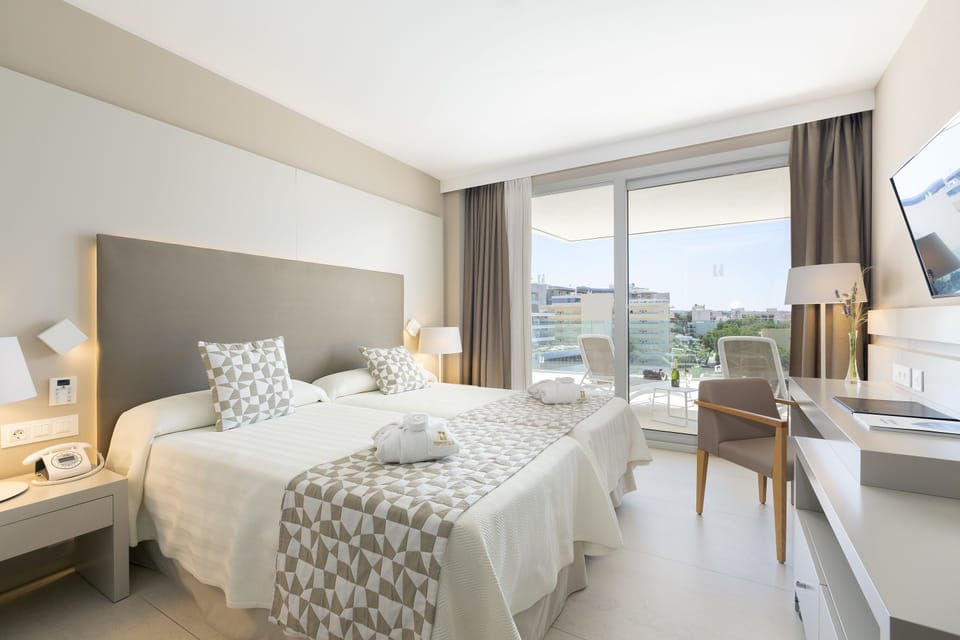 Suite, Terrace | Minibar, in-room safe, desk, blackout drapes