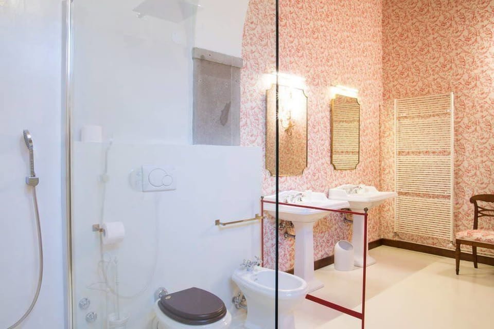 Room (Rosa) | Bathroom | Shower, free toiletries, hair dryer, bidet
