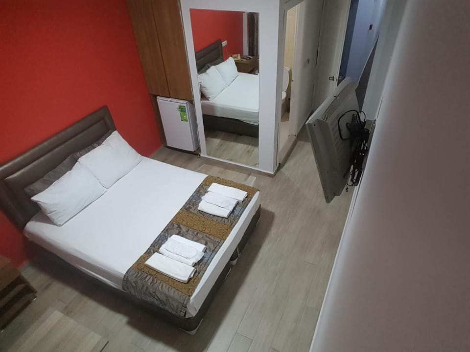 Double or Twin Room | In-room safe, desk, soundproofing, iron/ironing board