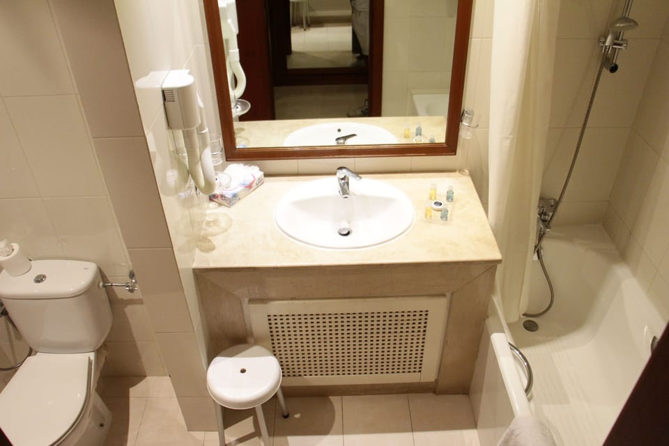 Double Room Single Use | Bathroom | Shower, free toiletries, hair dryer, towels