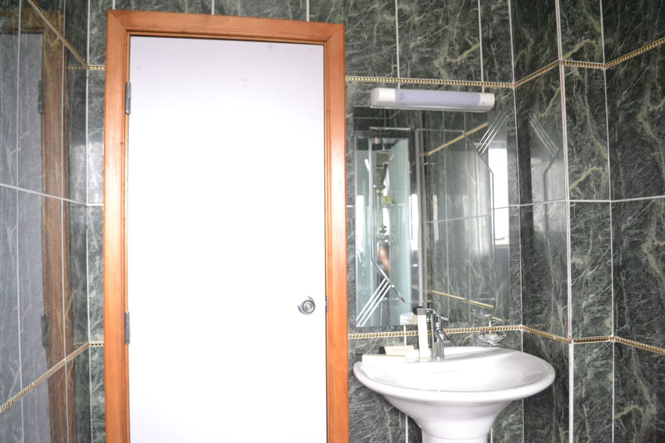 Bathroom sink