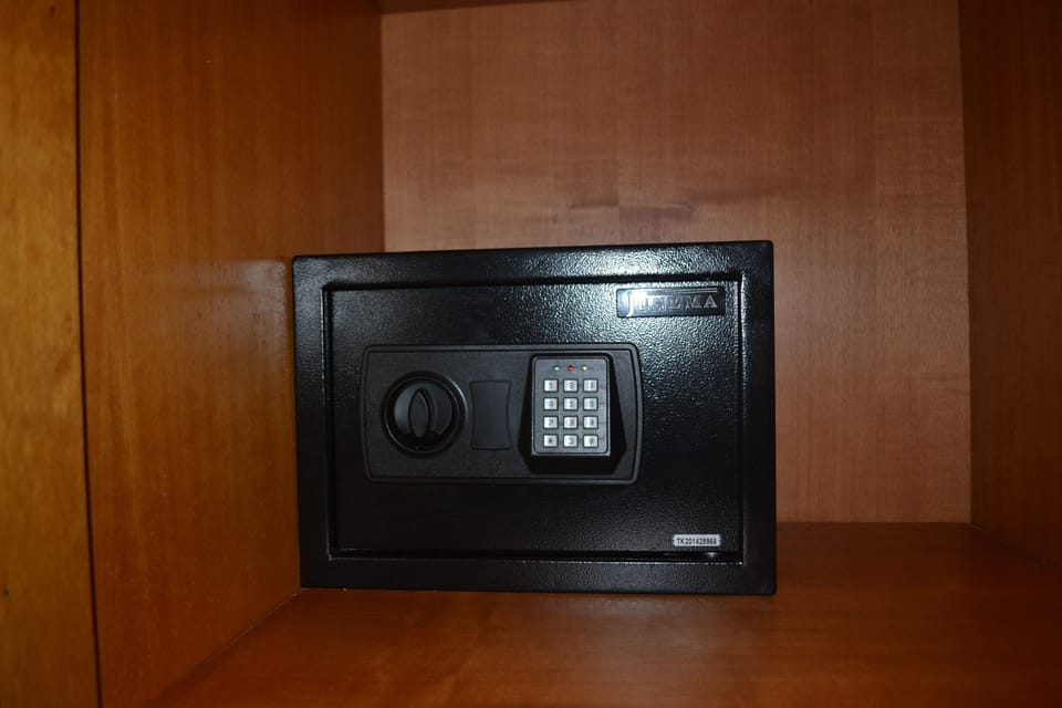 Standard Double Room | Safe