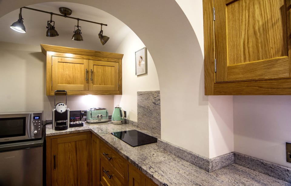 Garden Master Suite - Hillside | Private kitchen | Electric kettle