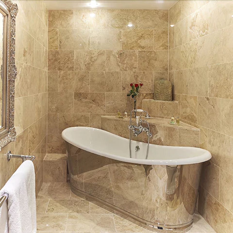 Superior Suite | Deep soaking bathtub