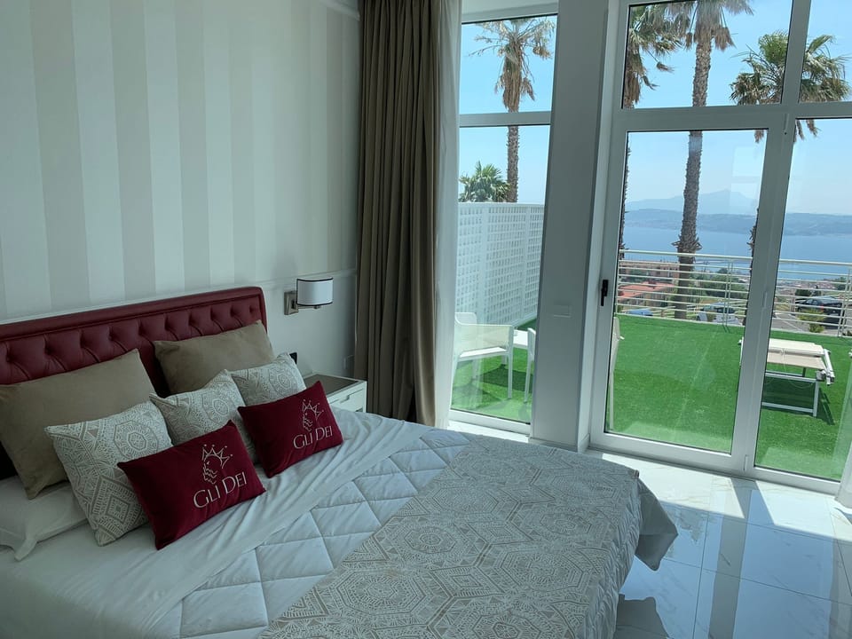 JUNIOR SUITE VASCA IDRO VISTA MARE | Hypo-allergenic bedding, minibar, in-room safe, desk