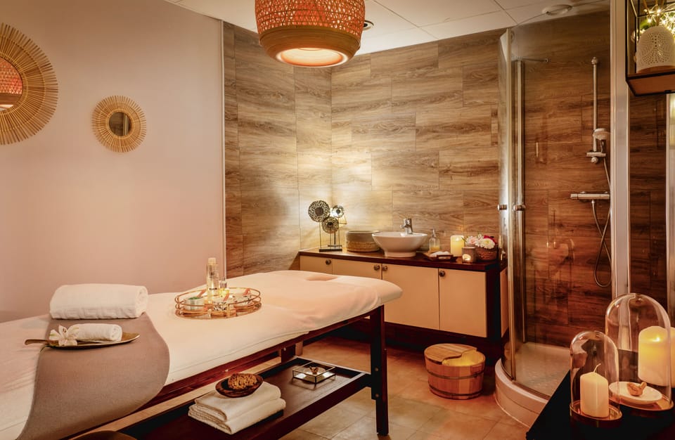 Sauna, hot tub, steam room, Turkish bath, body treatments, hydrotherapy