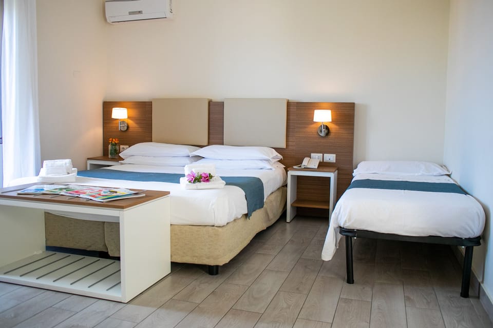 In-room safe, bed sheets