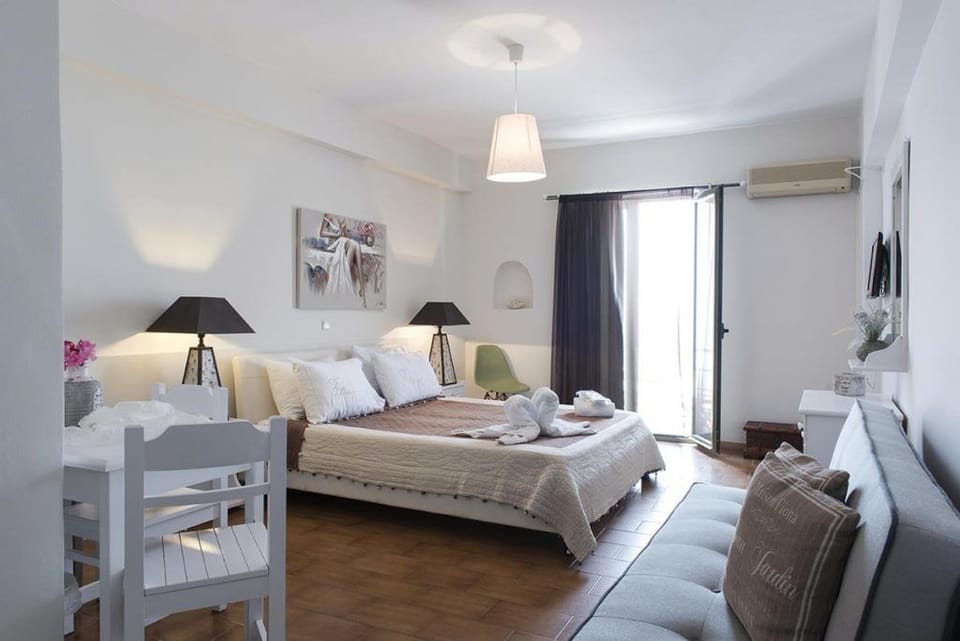 Double Room, Sea View | Minibar, soundproofing, iron/ironing board (on request), WiFi (free)