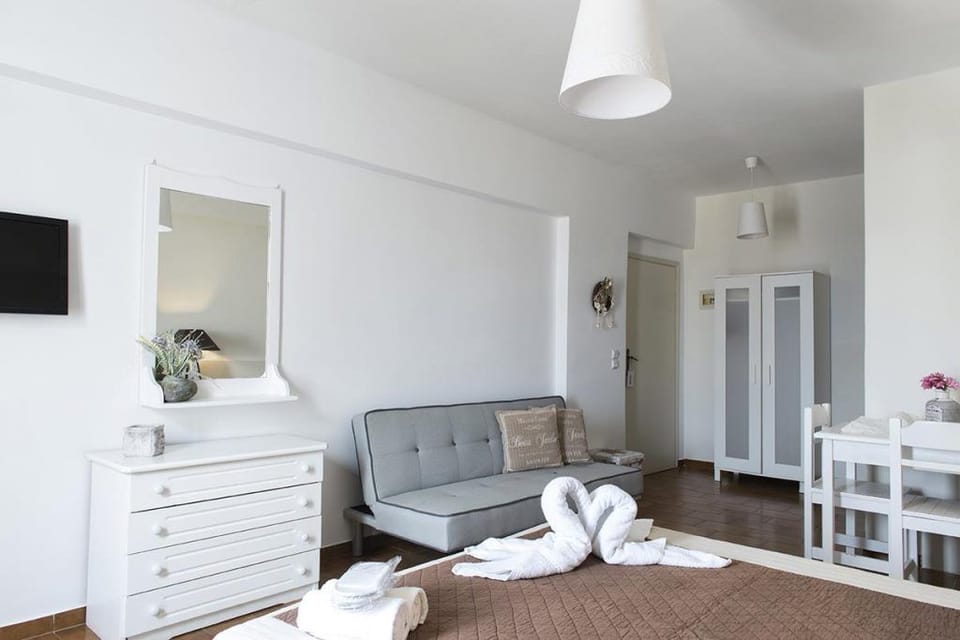Double Room, Sea View | Minibar, soundproofing, iron/ironing board (on request), WiFi (free)