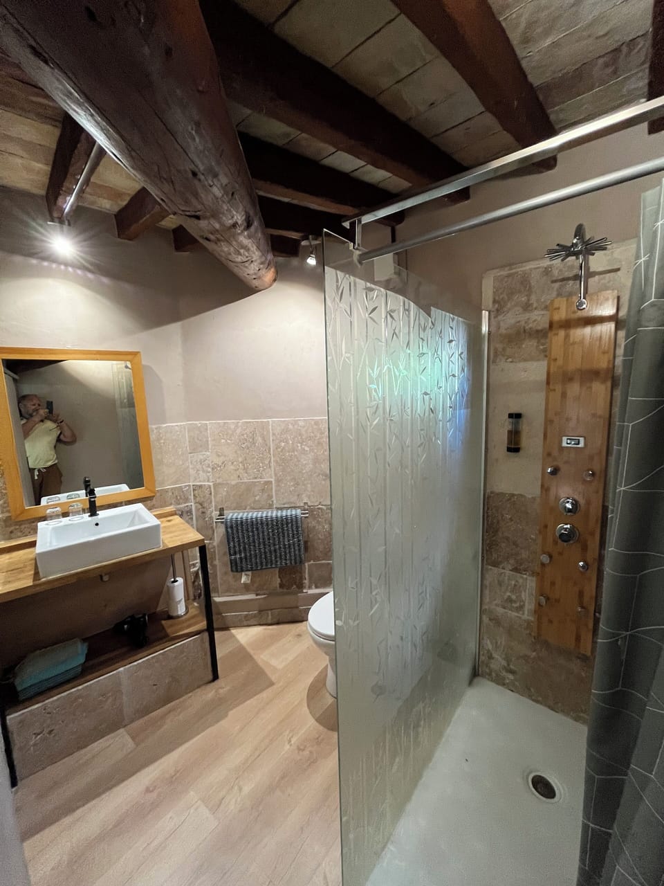 Comfort Bungalow (3) | Bathroom | Shower, free toiletries, hair dryer, towels
