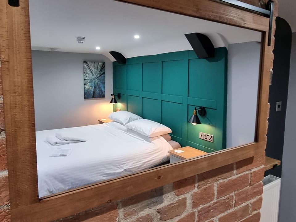 Double Room, Ensuite (Green Room) | Individually decorated, laptop workspace, blackout drapes