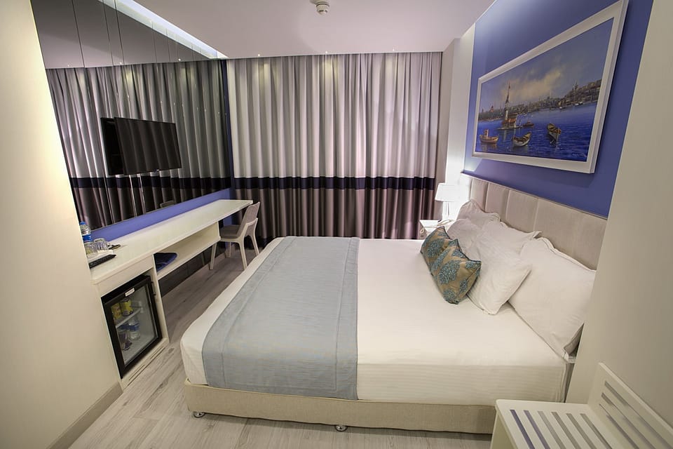 Comfort Double Room, 1 Double Bed | Minibar, in-room safe, soundproofing, iron/ironing board