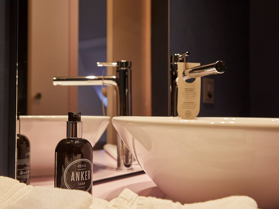 Standard Medium | Bathroom | Shower, hair dryer, towels, soap