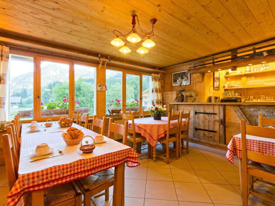 Lunch and dinner served, fondue